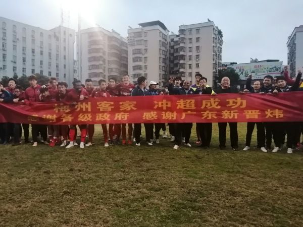 亚冠-吉达联合2-1阿尔马雷克提前出线 本泽马多次造威胁哈姆达拉双响北京时间11月28日，亚冠小组赛C组第5轮，吉达联合客场对阵阿尔马雷克，本场比赛本泽马先发出战。